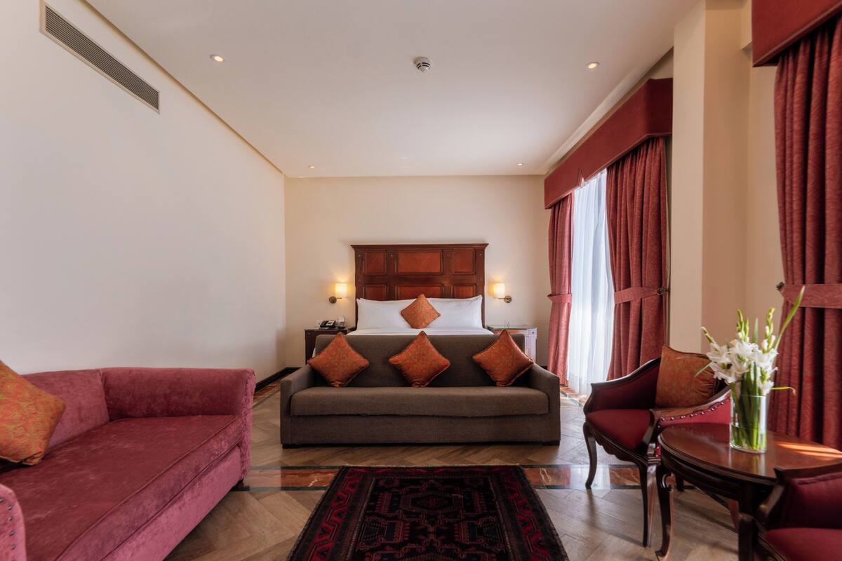 Family Room, 1 King Bed | In-room safe, desk, laptop workspace, soundproofing