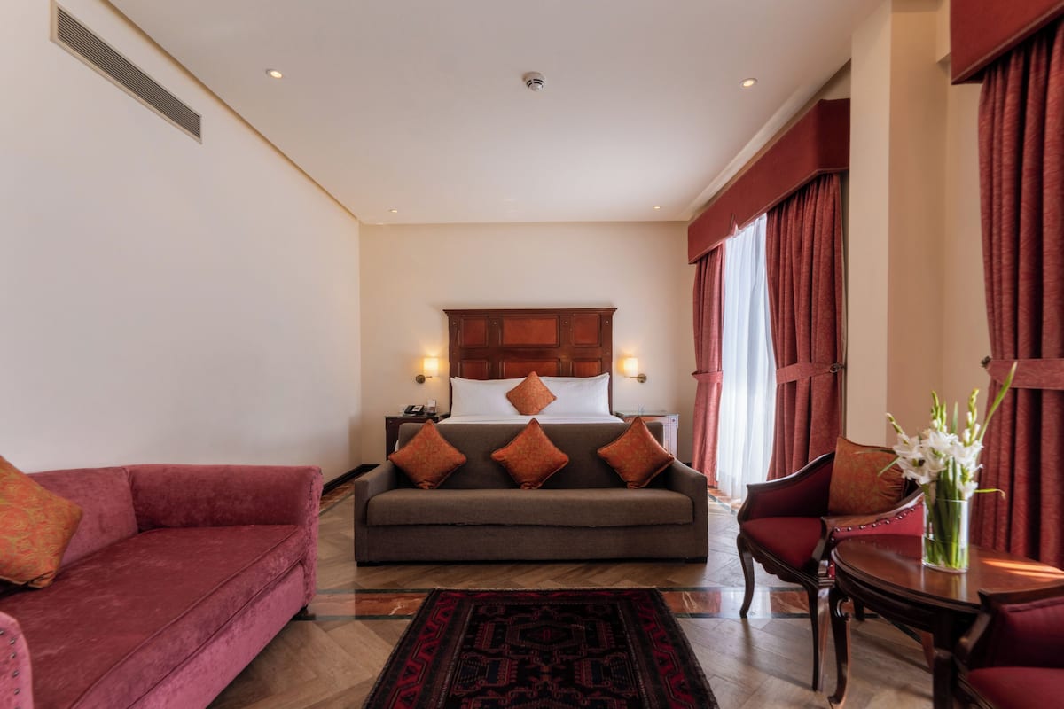 Family Room, 1 King Bed | In-room safe, desk, laptop workspace, soundproofing