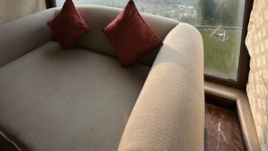Ein Bett mit Blick auf eine Berglandschaft und eine Stadt.