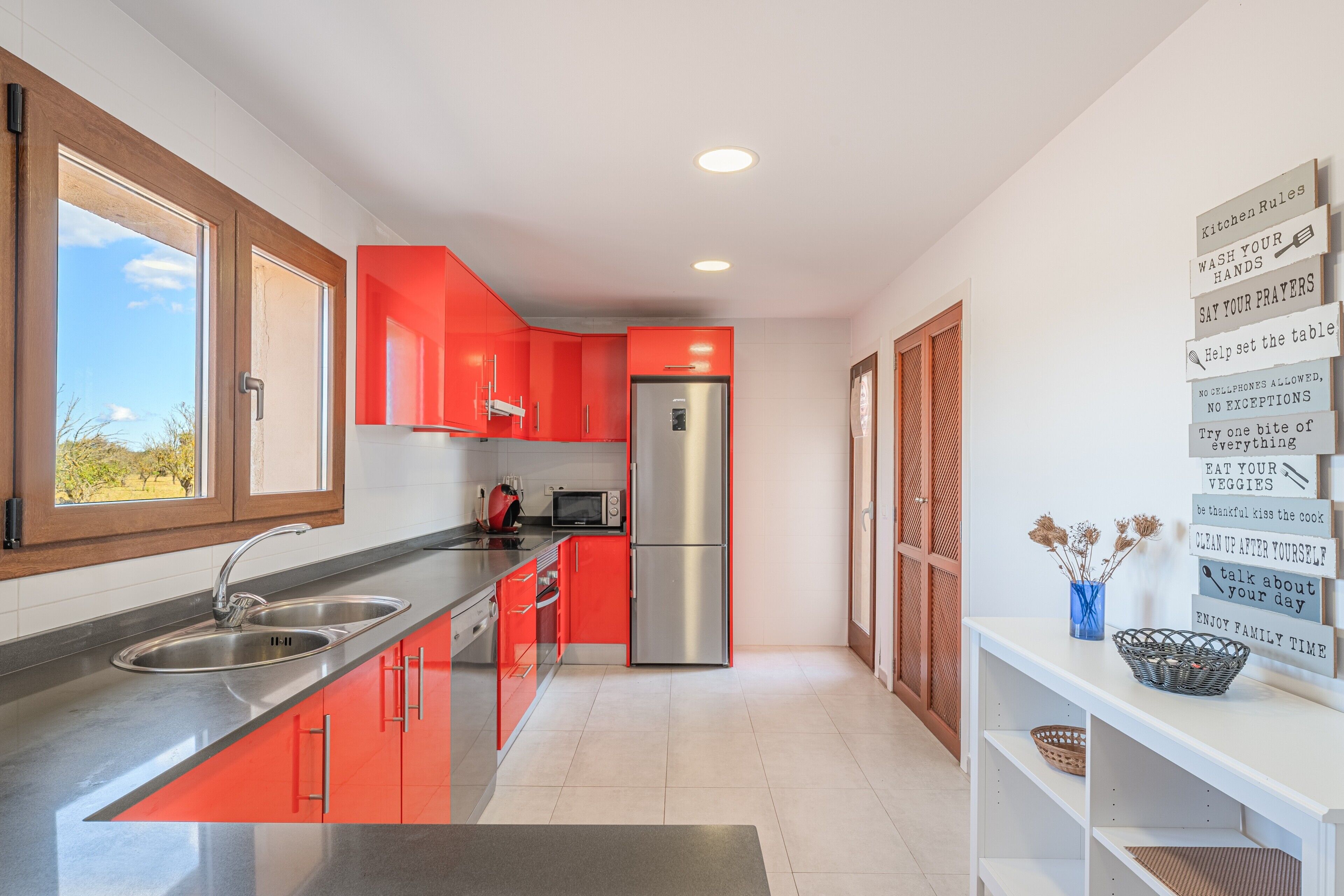 Kylskåp, mikrovågsugn, ugn och spishäll