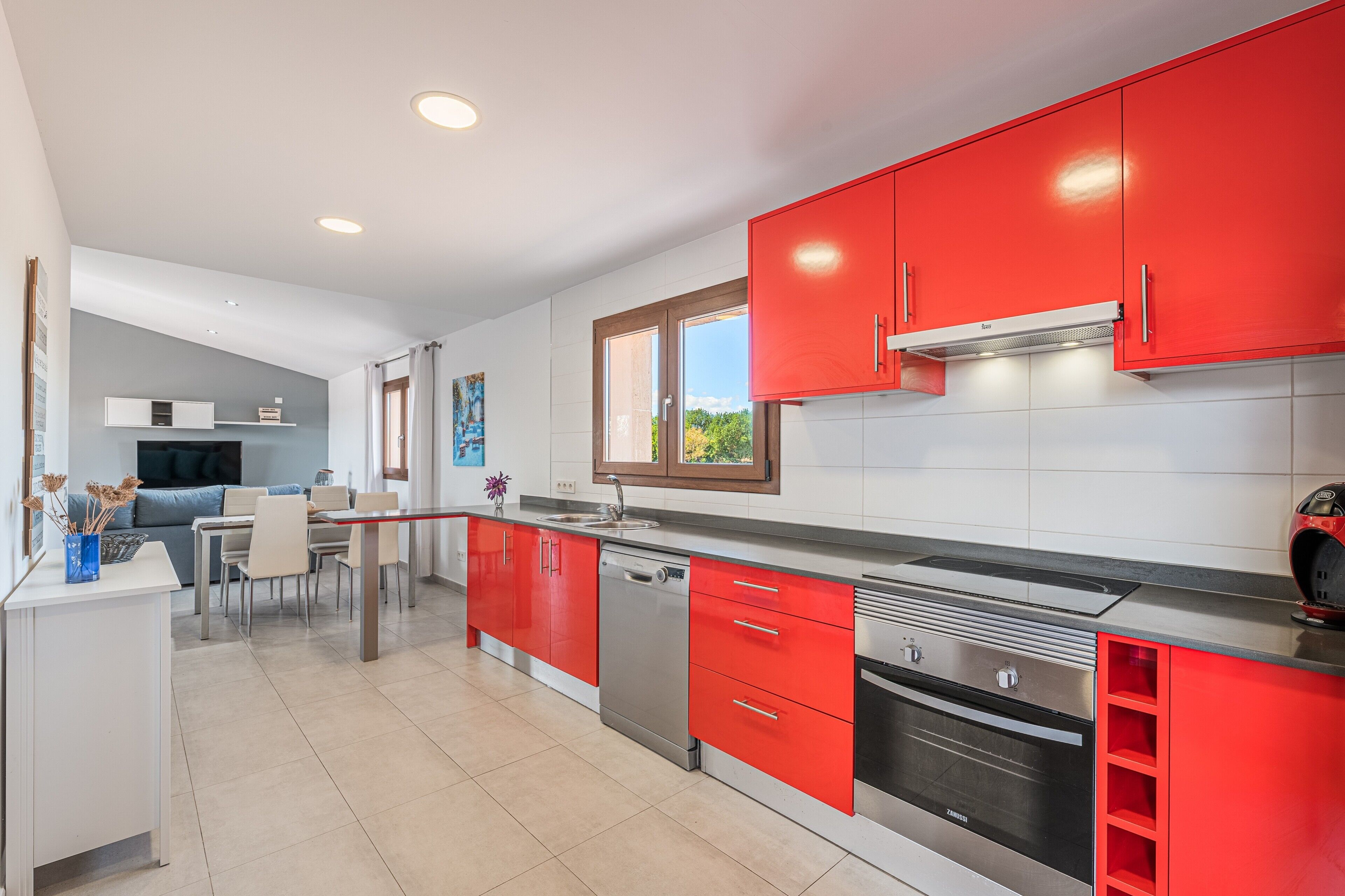 Kylskåp, mikrovågsugn, ugn och spishäll