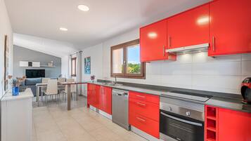 Kylskåp, mikrovågsugn, ugn och spishäll