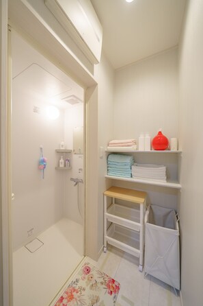 Kostenlose Toilettenartikel, Haartrockner, Bidet, Handtücher