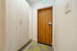 Interior entrance - osaka yeon house (Osaka)