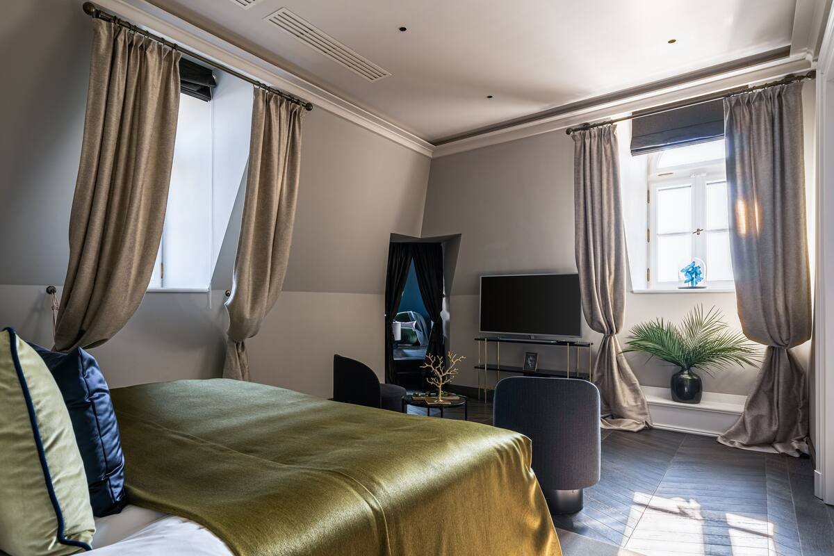 Kahden hengen deluxe-huone | Ylelliset vuodevaatteet, minibaari, tallelokero huoneessa