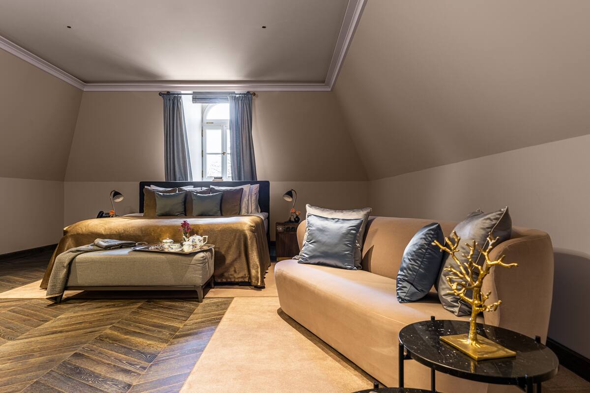 Junior-sviitti | Ylelliset vuodevaatteet, minibaari, tallelokero huoneessa