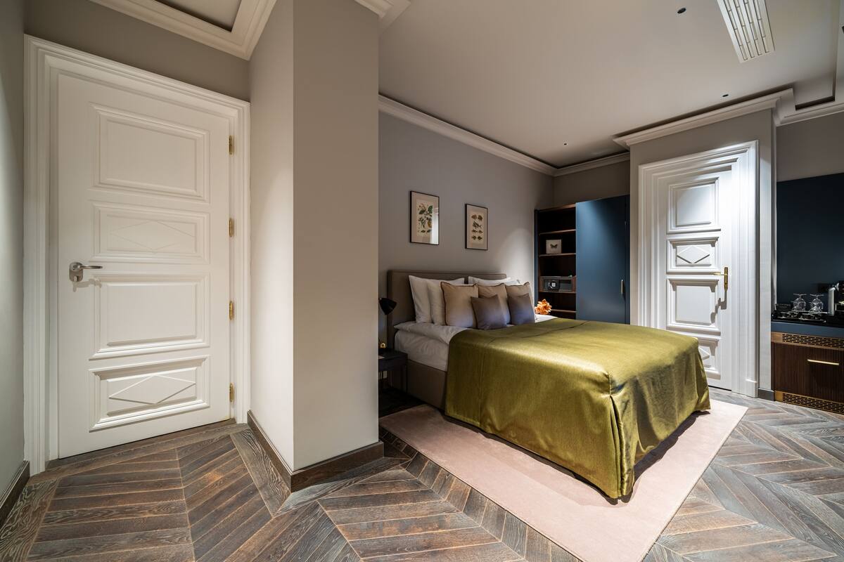 Kahden hengen superior-huone | Ylelliset vuodevaatteet, minibaari, tallelokero huoneessa