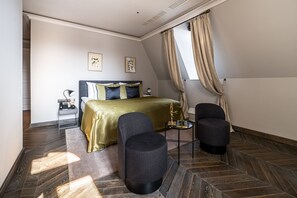 Kahden hengen deluxe-huone | Ylelliset vuodevaatteet, minibaari, tallelokero huoneessa