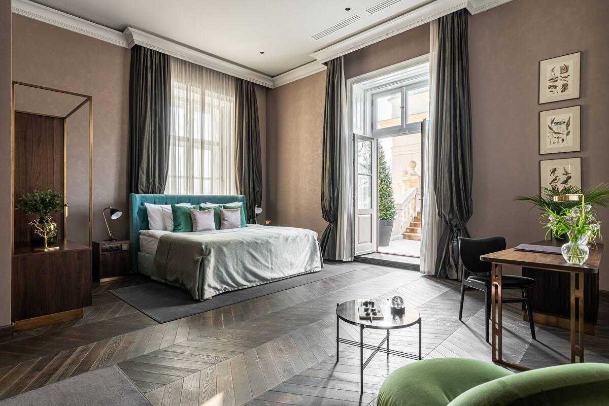 Executive-sviitti | Ylelliset vuodevaatteet, minibaari, tallelokero huoneessa