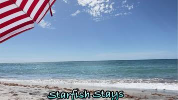 Plage à proximité, chaises longues, serviettes de plage