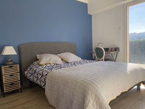 4 quartos, cofres nos quartos, escrivaninha