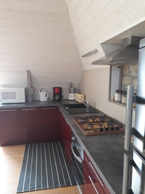 Micro-ondes, four, plaque de cuisson, cafetière/bouilloire