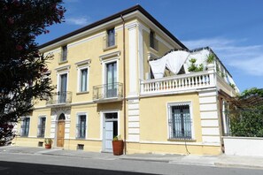 Un bâtiment à deux étages doté d’un balcon, d’une porte et d’une fenêtre.