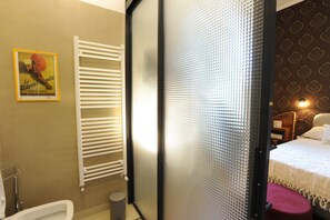 Een douche, gratis toiletartikelen, een haardroger, badjassen