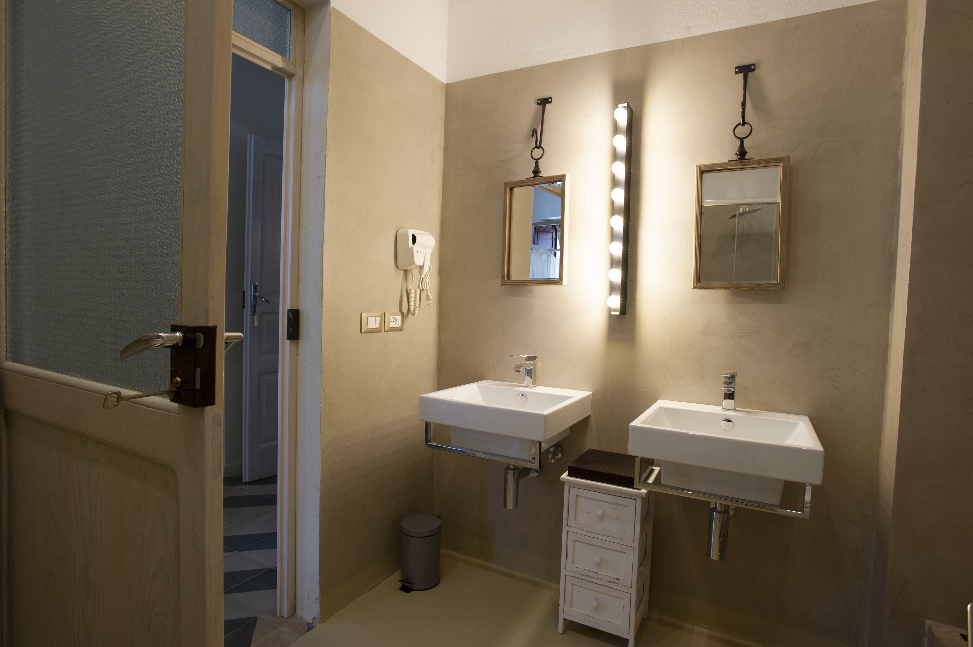 Dusche, kostenlose Toilettenartikel, Haartrockner, Bademäntel