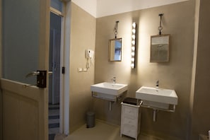 Shower, free toiletries, hair dryer, bathrobes - Palazzo Scura (Vaccarizzo Albanese)