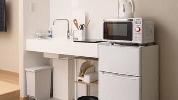 Habitación (B) | Cocineta privada | Refrigerador, microondas, parrilla de estufa y tetera eléctrica