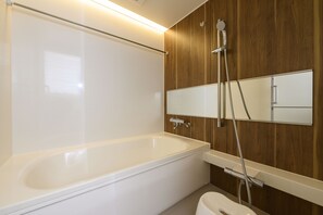 Habitación (C) | Baño | Amenidades de baño gratuitas, secadora de cabello, pantuflas 