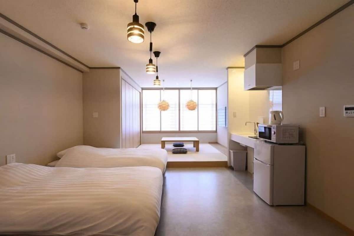 Escritorio, wifi gratis y ropa de cama