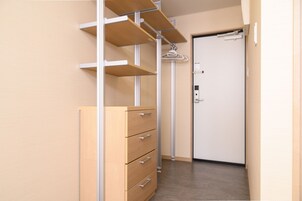 Escritorio, wifi gratis y ropa de cama 