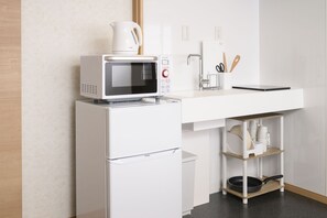Room C | Private kitchenette | Fridge, microwave, stovetop, electric kettle - BEYOND HOTEL Takayama 3rd (Takayama)
