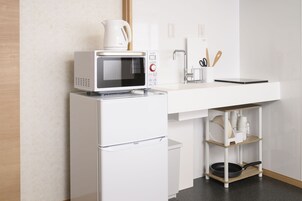 Refrigerador, microondas, placa de cocina, tetera/pava eléctrica