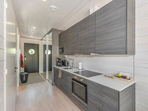 Refrigerador, microondas, lavavajillas, utensilios de cocina