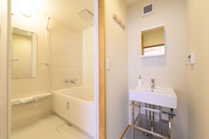 Chambre, non-fumeurs (102) | Salle de bain | Baignoire et douche séparées, articles de toilette gratuits