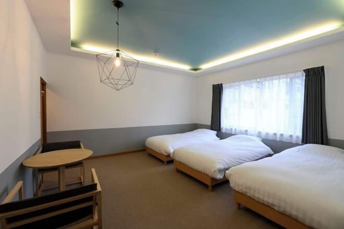 Escritorio, wifi gratis y ropa de cama
