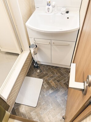 Zimmer (OHAYO IKEBUKURO 106) | Badezimmer | Dusche, Regendusche, Haartrockner, Hausschuhe