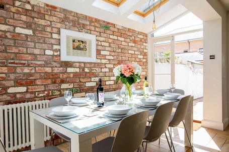 Dining. Stroll To The City Centre In From Chic Refurbished Townhouse