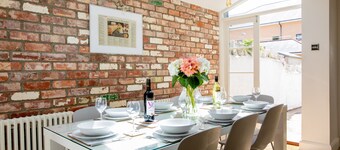 Stroll To The City Centre In From Chic Refurbished Townhouse