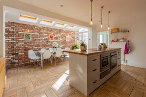 Microwave, dishwasher, coffee/tea maker, cookware/dishes/utensils - Stroll To The City Centre In From Chic Refurbished Townhouse (Cardiff)