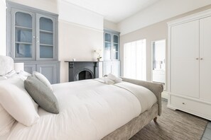 4 bedrooms, iron/ironing board, WiFi, bed sheets - Stroll To The City Centre In From Chic Refurbished Townhouse (Cardiff)