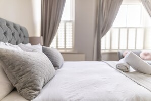 4 bedrooms, iron/ironing board, WiFi, bed sheets - Stroll To The City Centre In From Chic Refurbished Townhouse (Cardiff)