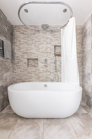 Combined shower/tub, hair dryer, towels - Stroll To The City Centre In From Chic Refurbished Townhouse (Cardiff)