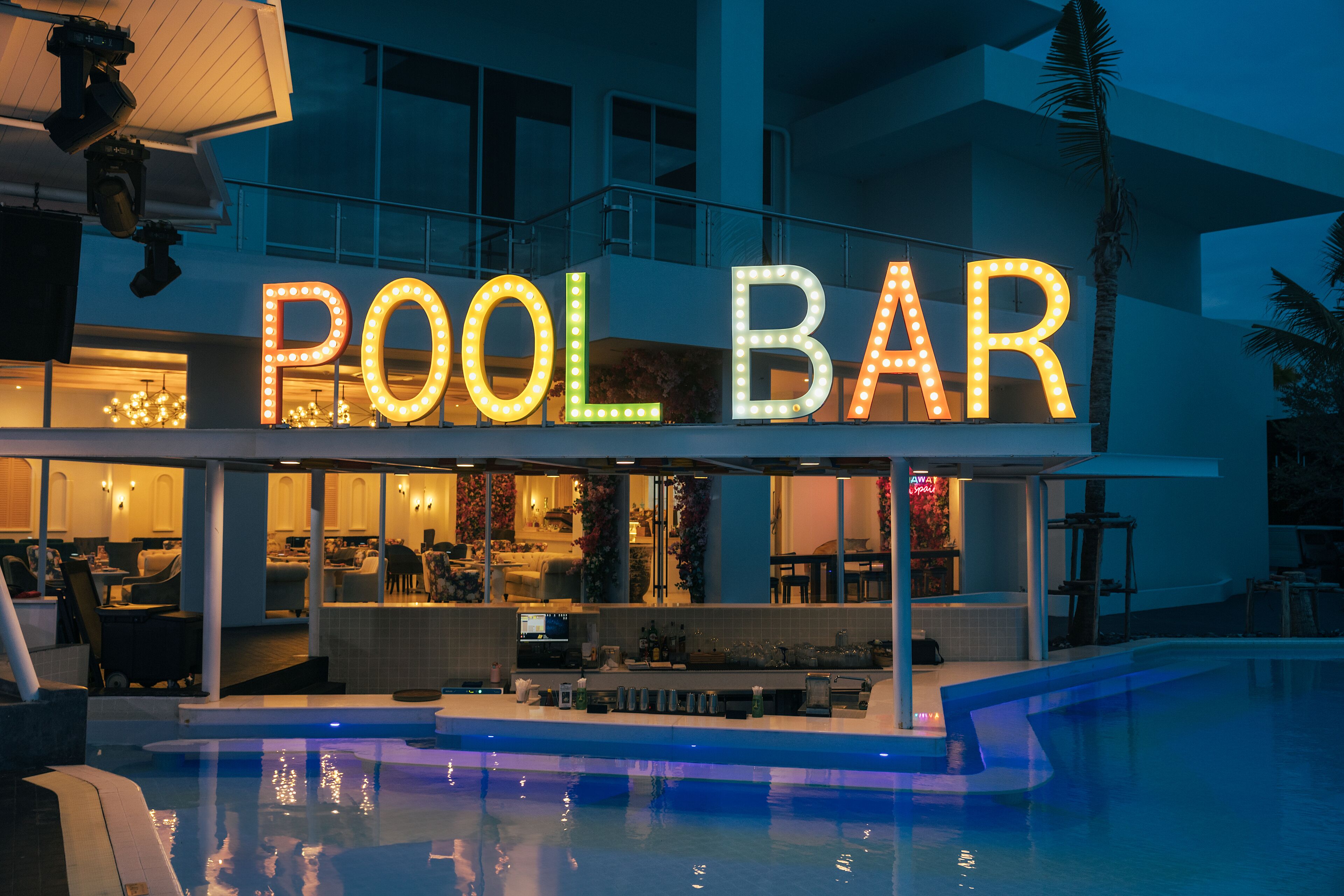 Quầy bar bên hồ bơi