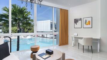 Platinum One-Bedroom Pool View | Minibar, caja de seguridad en la habitación y escritorio