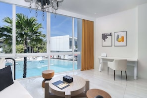 Platinum One-Bedroom Pool View | Frigobar, cofres nos quartos, escrivaninha