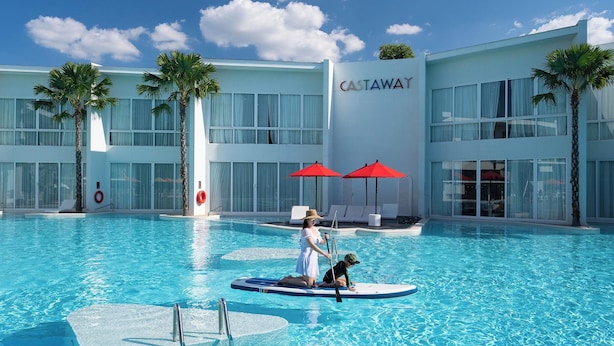 A modern hotel with a swimming pool, palm trees, and a clear sky. - The Gems Mining Pool Villas Pattaya (Pattaya)