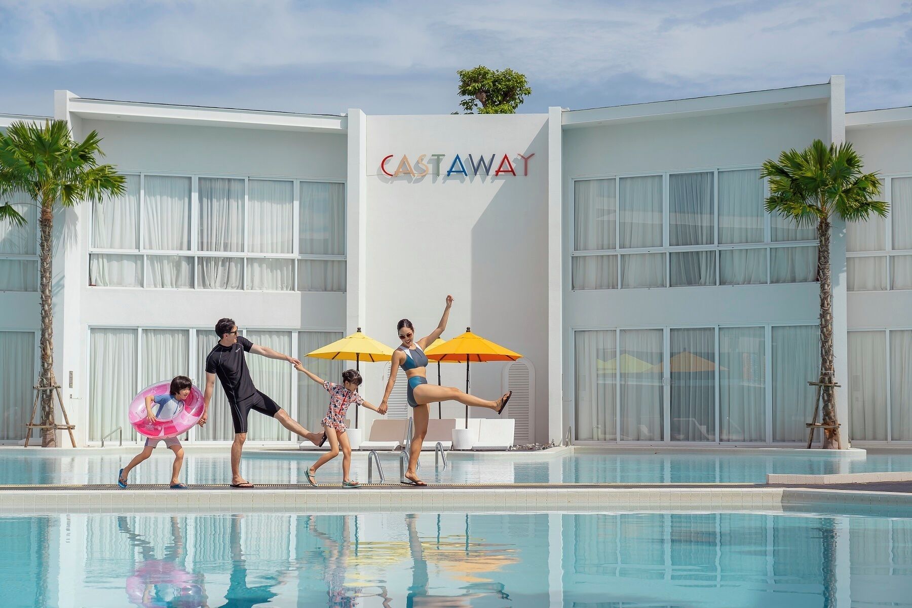 2 albercas al aire libre, sombrillas en la alberca y camastros 