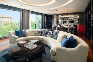 Villa (The Legacy Conceptual Residence) | Zona de estar | Smart TV de 49 pulgadas con canales digitales, una televisión