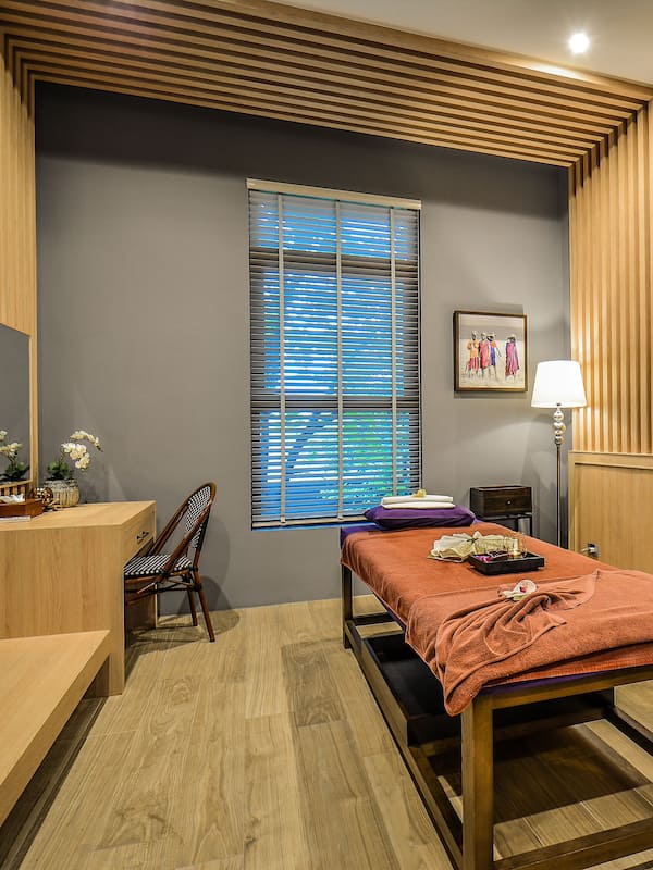 Sauna, hot tub, steam room, body treatments, aromatherapy