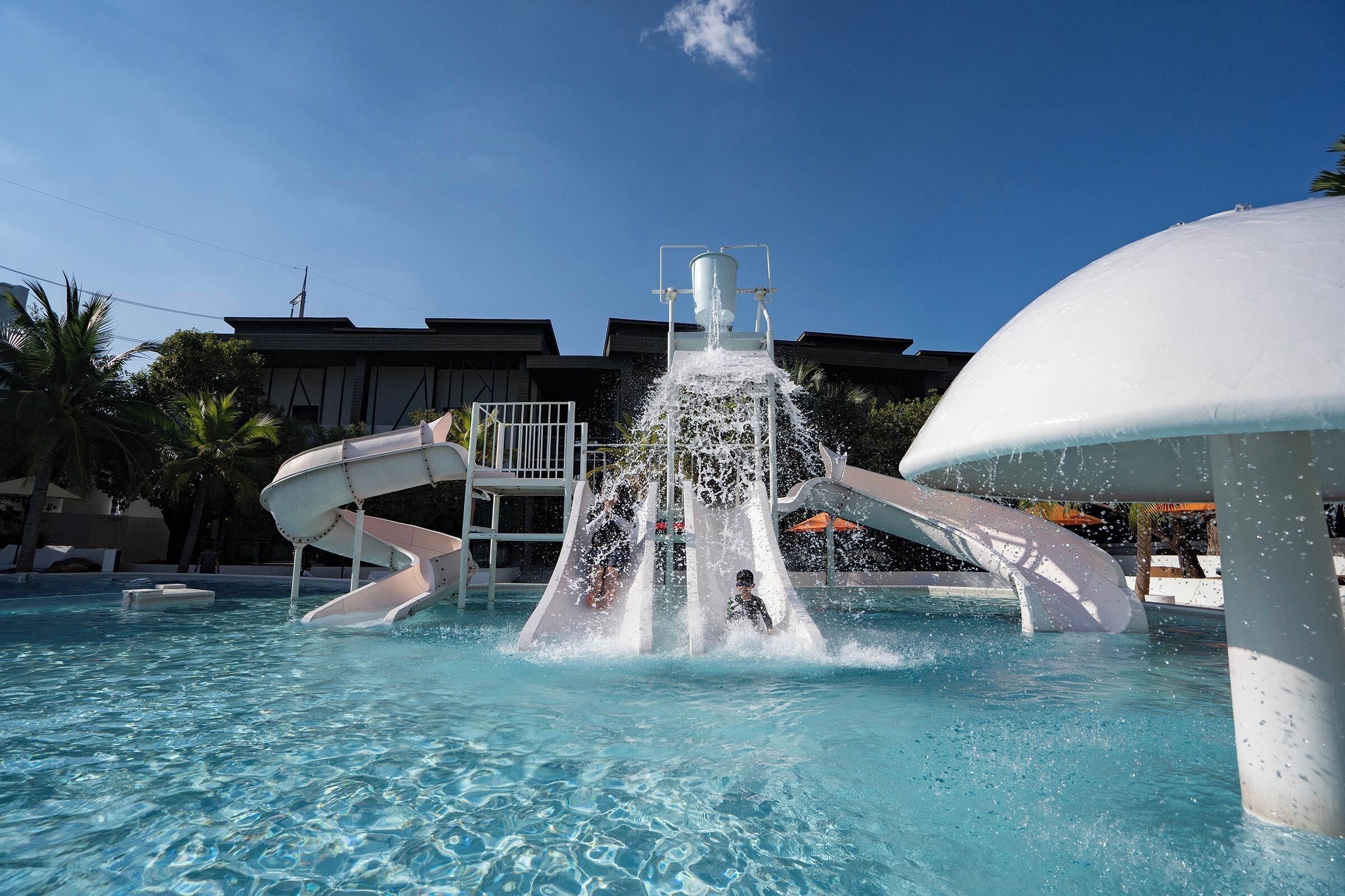 En vandrutsjebanestruktur i en swimmingpool under en klar himmel.