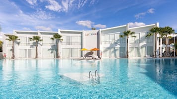 2 piscine all'aperto, ombrelloni da piscina, lettini