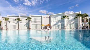 2 piscines extérieures, parasols de plage, chaises longues