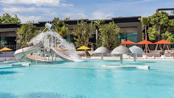 2 piscinas al aire libre, sombrillas, sillones reclinables de piscina