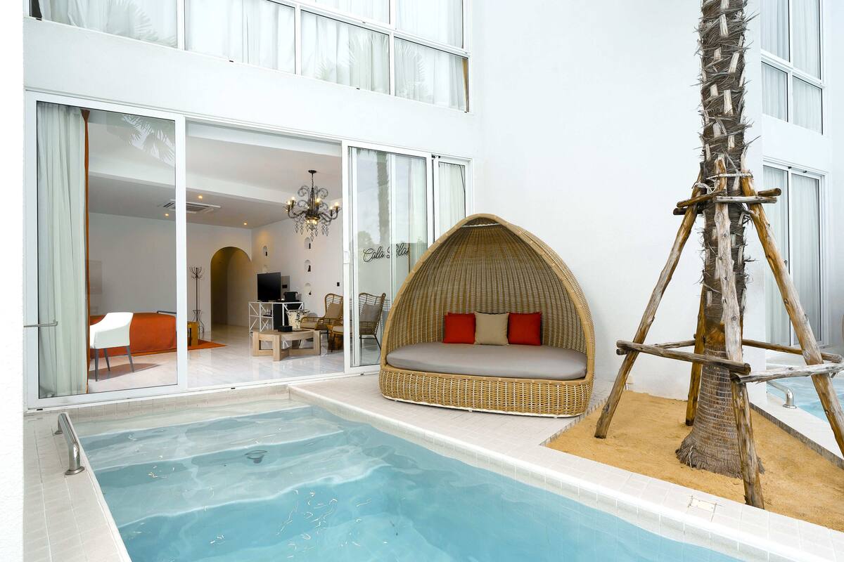 Gold One-Bedroom Pool Access | Minibar, in-room safe, desk, laptop workspace