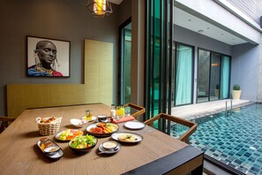 Ruby Three-Bedroom Pool Villa | Essbereich im Zimmer