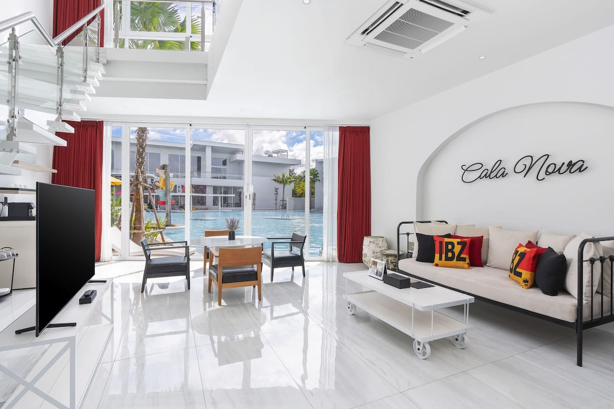 Palladium Two-Bedroom Pool Access | Minibar, in-room safe, desk, laptop workspace